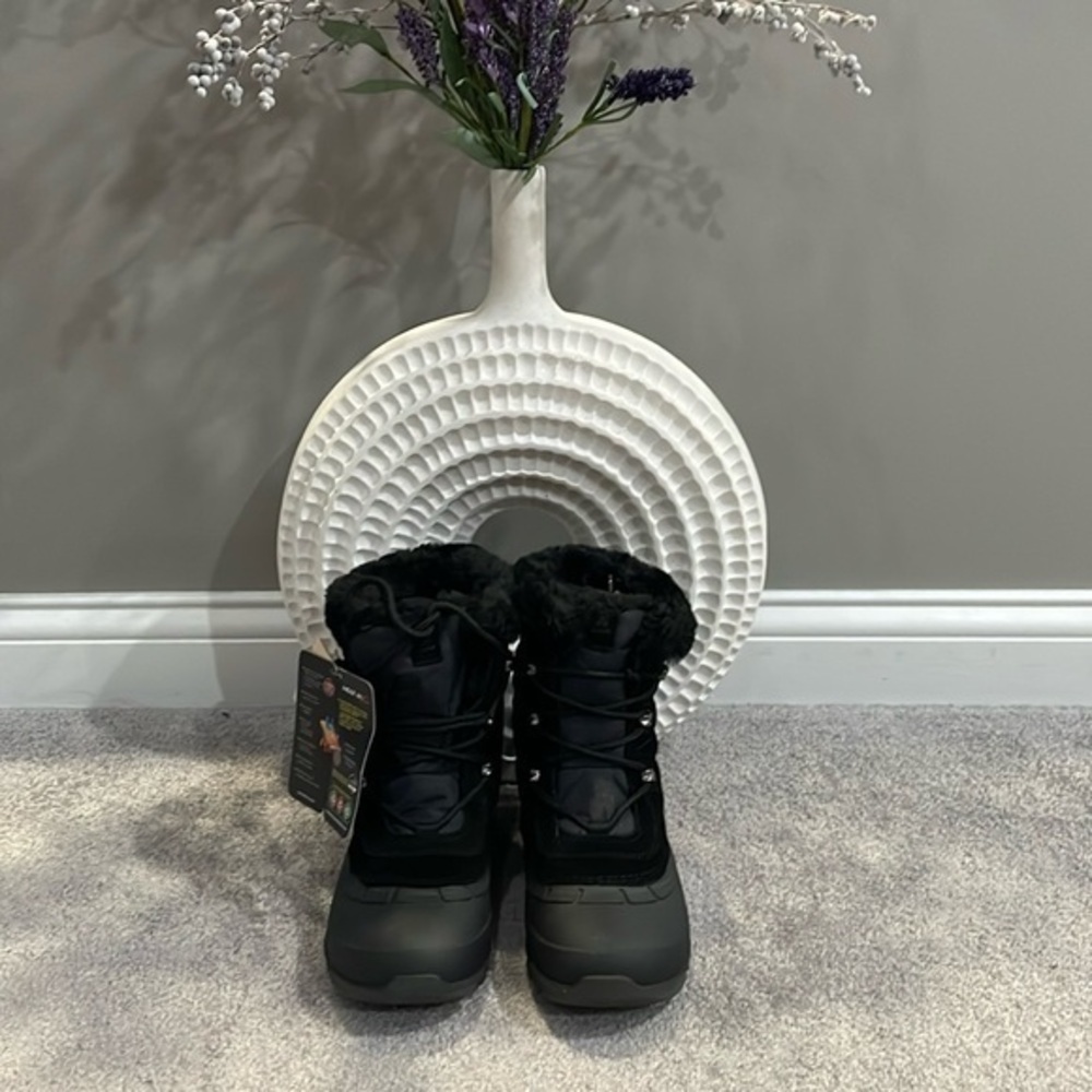 NWB Womens snovalley 5 Kamik boots. Size 8.